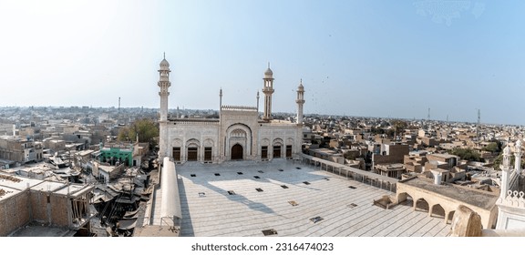 Jamia Masjid Al-Sadiq, one of Pakistan's largest mosques, is located in the heart of Punjab's city, Bahawalpur.