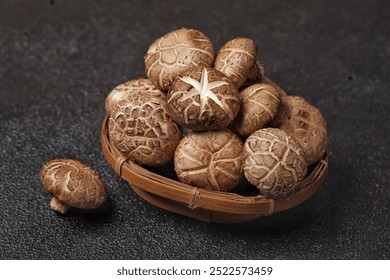 Jamur Shitake. Shiitake mushrooms (Lentinula edodes) are a type of mushroom that is popular in Asian cuisine. - Powered by Shutterstock