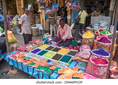 Janbazar, Kolkata, 03-27-2021: A Roadside Trader Selling Varieties Of Holi Colour Powders (gulal, Abir) Inside A Crowded Marketplace. On The Day Before Holi, The Traditional Indian Festival Of Colours