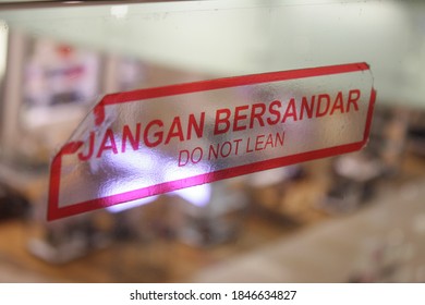 Bersandar In English Translation