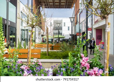 January 11, 2018 Palo Alto / CA / USA - Stores and cafes at the open air Stanford shopping center, San Francisco bay area