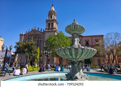 20 Sit on rim fountain Images, Stock Photos & Vectors | Shutterstock