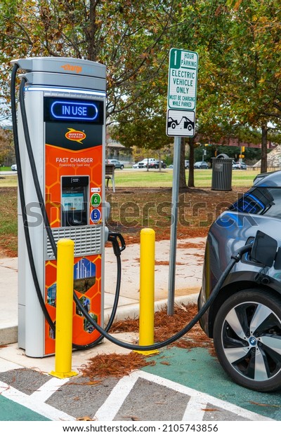 January 2nd , 2022 - Austin , Texas , USA:\
Chargepoint DC Fast Charging stations to quickly charge any\
electric car in minutes in Downtown\
Austin