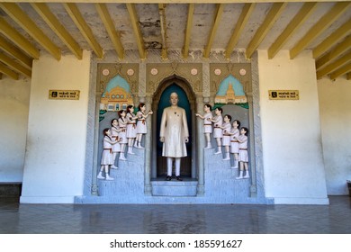 JANUARY 30, 2014, PORBANDAR, GUJARAT - Children And Jawaharlal Nehru, Sculpture Composition In Nehru Planetarium