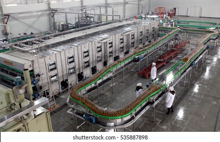 January 8, 2012, in Jiujiang, Jiangxi Mount Lu Beer Co., Ltd. production workshop, the workers are on the assembly line to fill the Mount Lu beer. China's beer consumption is the world's first.