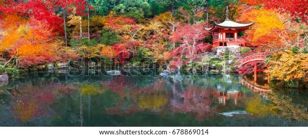 日本の秋の画像 池と赤い葉を持つ美しい日本庭園 京都の醍醐寺 の写真素材 今すぐ編集