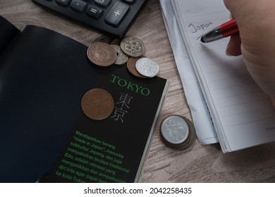 Japan Tourist Guide Book On Hand And Japan Coin. Jakarta, 2021.