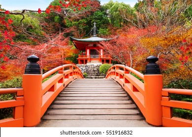 Japanischer Herbstfall. Kyoto Daigoji-Tempel. Berühmter Tempel mit Herbstfarbenblättern und Kirschblüte im Frühjahr in Kyoto
