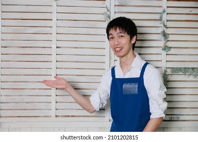 Japanese Cafe Clerk To Guide You