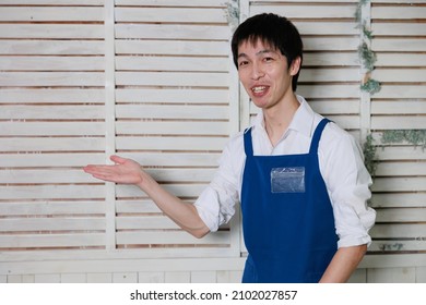 Japanese Cafe Clerk To Guide You