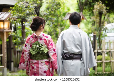 着物 後ろ姿 の写真素材 画像 写真 Shutterstock