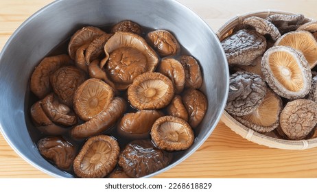 Japanese dried shiitake mushrooms and shiitake mushrooms soaked in water.