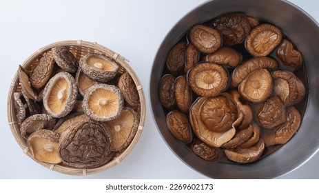 Japanese dried shiitake mushrooms and shiitake mushrooms soaked in water.