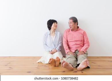 Japanese elderly couple relax
