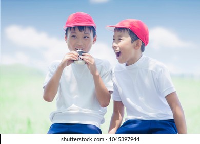 Japanese Elementary School Students To Eat Rice Balls