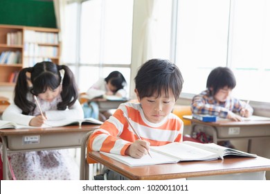 Japanese Elementary School Students To Get To The Desk
