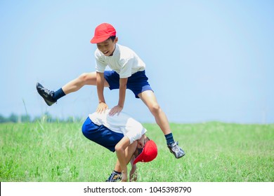 Japanese elementary school students to the leapfrog