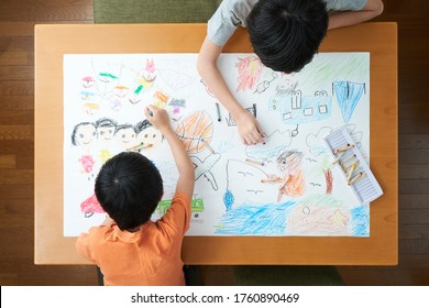 Japanese Elementary School Students Painting In The Living Room