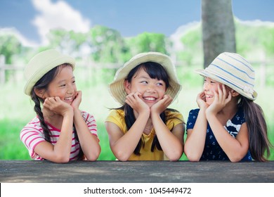 Japanese Elementary School Students To Rest In The Shade Of A Tree