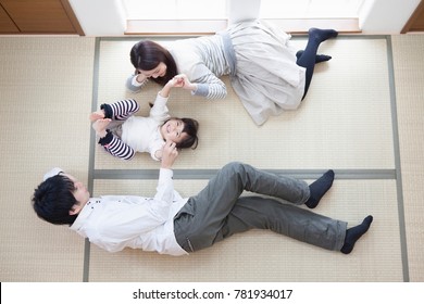Japanese families lie down in the Japanese-style room