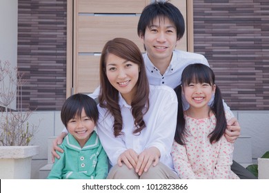 Japanese families to sit in front of the entrance