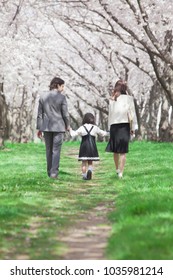 親子 後ろ姿 の画像 写真素材 ベクター画像 Shutterstock