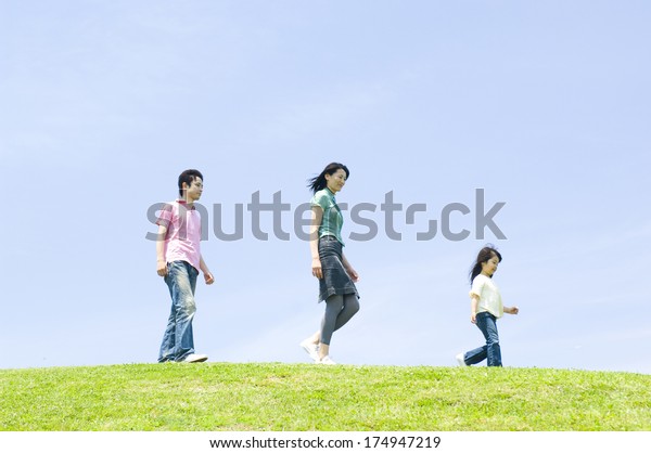 日本の家族が丘を並んで歩く の写真素材 今すぐ編集