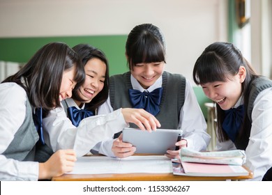 Japanese female students to use the tablet terminal