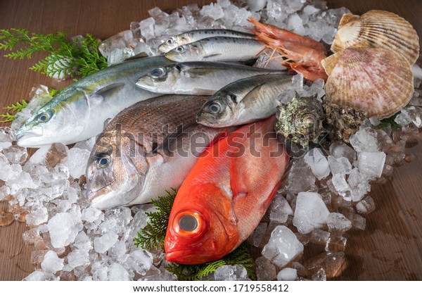 氷の上の日本の新鮮な魚と甲殻類 の写真素材 今すぐ編集