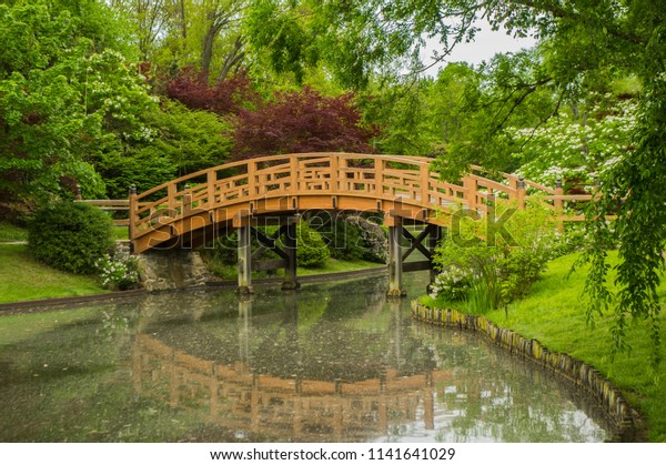 日本庭園の橋と池に映る ミズーリ州セントルイス 17年5月 の写真素材 今すぐ編集