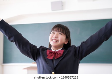 A Japanese Junior High School Girl Who Dances In The Classroom