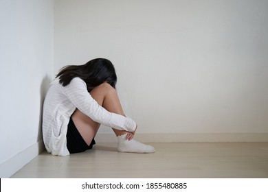 Japanese Junior High School Girls Blocking Up In The Living Room