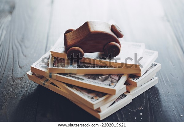 Japanese money and wooden\
car