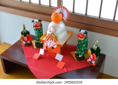 Japanese New Year decoration.
迎春 means welcoming the New Year.
賀正 means to celebrate the New Year.
