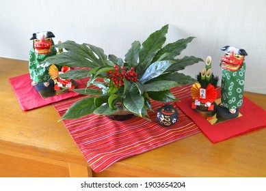 Japanese New Year decoration.
迎春 means welcoming the New Year.
福 means good luck and happiness.