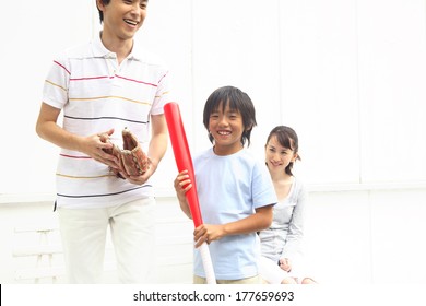 Japanese Parent And Child To Play Baseball