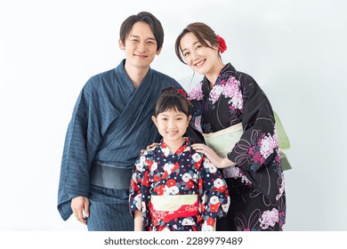 Madre e hijo japoneses usando yukata