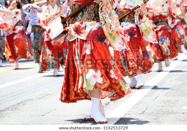 有名なよさこい祭りでは 毎年無料で踊る日本人のパフォーマーが踊ります よさこいは 日本の踊りのユニークなスタイルです の写真素材 今すぐ編集