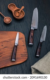  Juego de cuchillos Santoku japonés. Cuchillos de acero de cocina de Damasco en la tabla de corte de la cocina de madera. Fondo de Utensilios de cocina con cuchillo japonés Santoku.