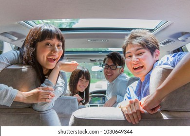 Japanese Students Who Turn Around In The Car