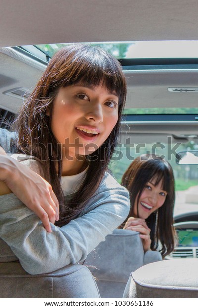 Japanese students who\
turn around in the car