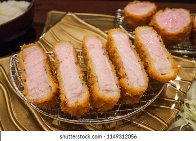 Japanese style Pork Cutlet, Tonkatsu.
This is a Tonkatsu which is Japanese style pork cutlet.