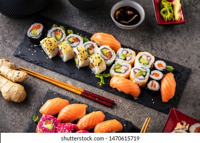 japanisches Sushi-Essen. Maki Angel Brötchen mit Thunfisch, Lachs, Garnelen, Krabbe und Avocado. Draufsicht von Sushi. Rainbow Sushi Roll, Uramaki, Hosomaki und Nigiri. 
