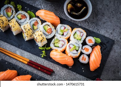 comida japonesa de sushi. Maki y rollos con atún, salmón, gambas, cangrejo y aguacate. Vista superior del surtido de sushi. Rollo de sushi arcoiris, uramaki, hosomaki y nigiri. 