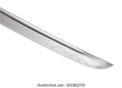 Japanische Schwertschaufel (hergestellt in China) auf weißem Hintergrund. Weicher Fokus.  Das gewellte Muster an der Blattkante ist eine Härtelinie, die ein Schmied herstellt, damit das Blade nicht zerbricht.