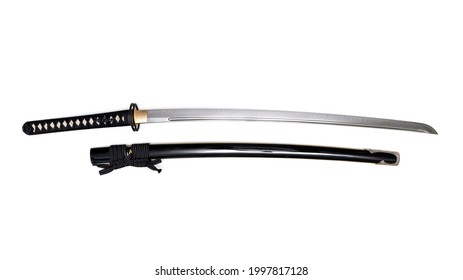 Japanischer Schwertstahlteil und schwarzes Kabel mit glänzendem schwarzem Skabinett einzeln auf weißem Hintergrund.