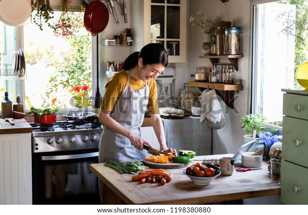 田舎の台所で料理をする日本の女性 の写真素材 今すぐ編集