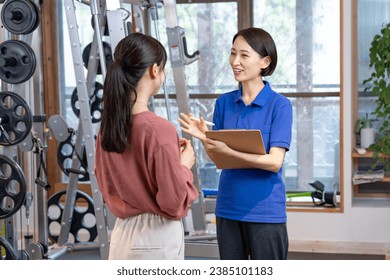 Asesoramiento a mujeres japonesas en el gimnasio