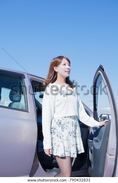 Japanese woman get down from\
the car