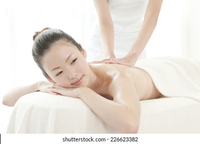 Japanese Massage Therapy And Treatment Technology